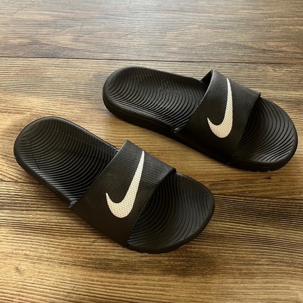SOLD Youth Nike slides size 2